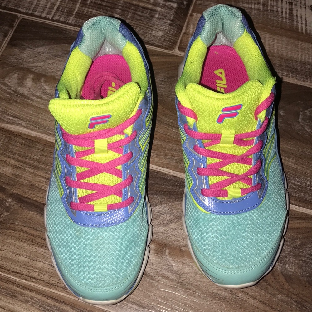 Fila Girls Tennis Shoes Sz 4 ✅